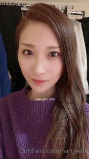 头套哥跟好兄弟4P两个年轻颜值小妹，全程露脸口交大鸡巴情趣丝袜装，轮草抽插互动狼友，淫声荡语精彩不断